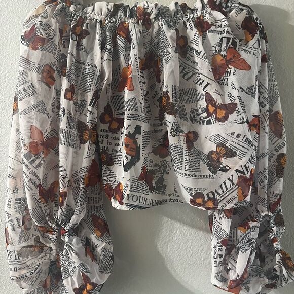 NWT Junior's Sz Small Live 4 Truth Top Butterfly & News Print (flowy) - Picture 1 of 15